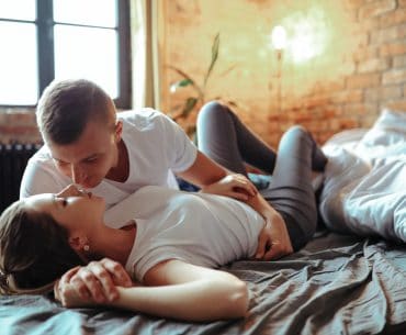 Chicago Hookup | Where to Pick Up and Date Girls in Chicago Young hookup couple in bed