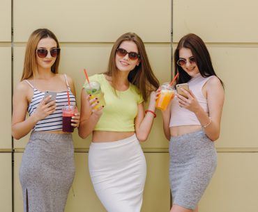 Columbia Hookup | Where to Pick Up and Date Girls in Columbia Three single girls having summer-themed drinks