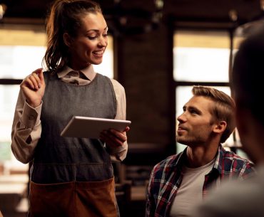 Louisville Hookup | Where to Pick Up and Date Girls in Louisville Waitress taking orders from a man in a restaurant