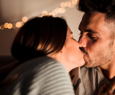 Milwaukee Hookup | Where to Pick Up and Date Girls in Milwaukee Girl kissing a guy passionately