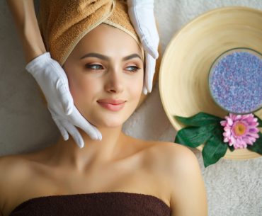 Nashville Hookup | Where to Pick Up and Date Girls in Nashville Young woman getting a spa treatment
